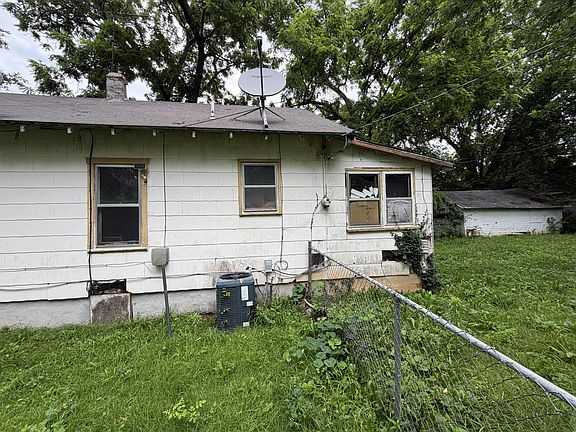 3rd image of 714 N Farmer Avenue