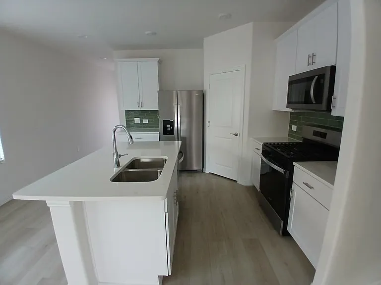 600 Clover Creek Dr — Photo 10