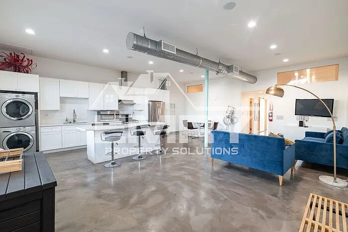 Building Photo - 5655 E Beverly Blvd