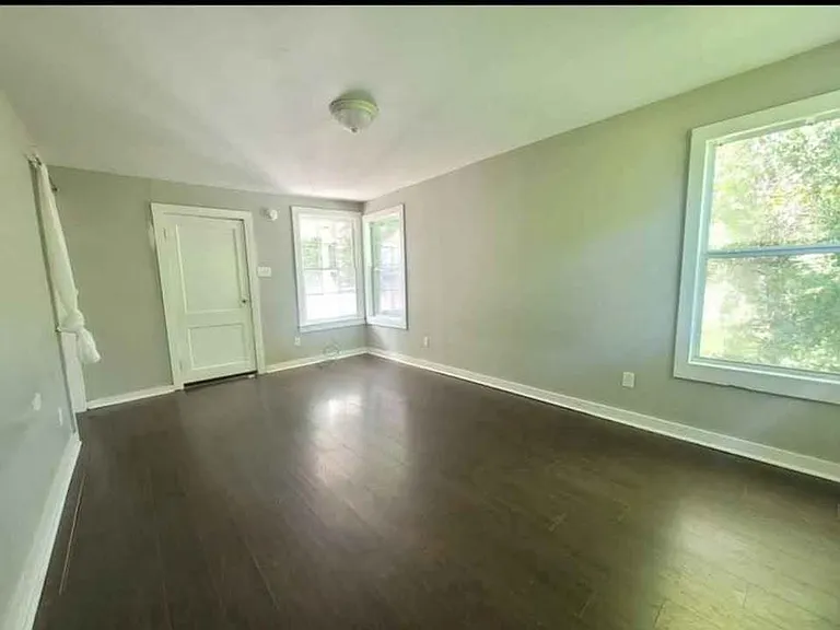 703 W Houston St #B — Photo 4