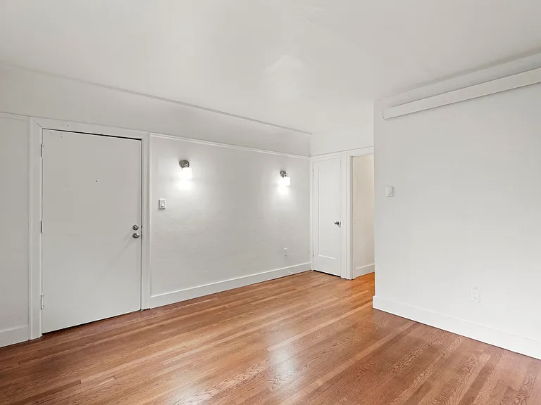 2923 Franklin Ave E — Photo 18