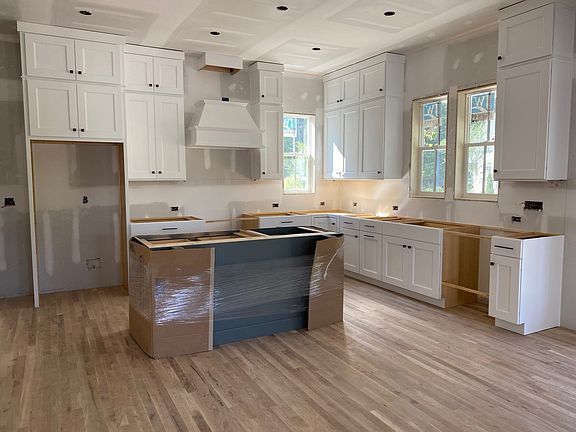 4th image of 902 Celia Saxon Dr