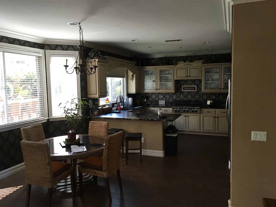 Kitchen and breakfast area