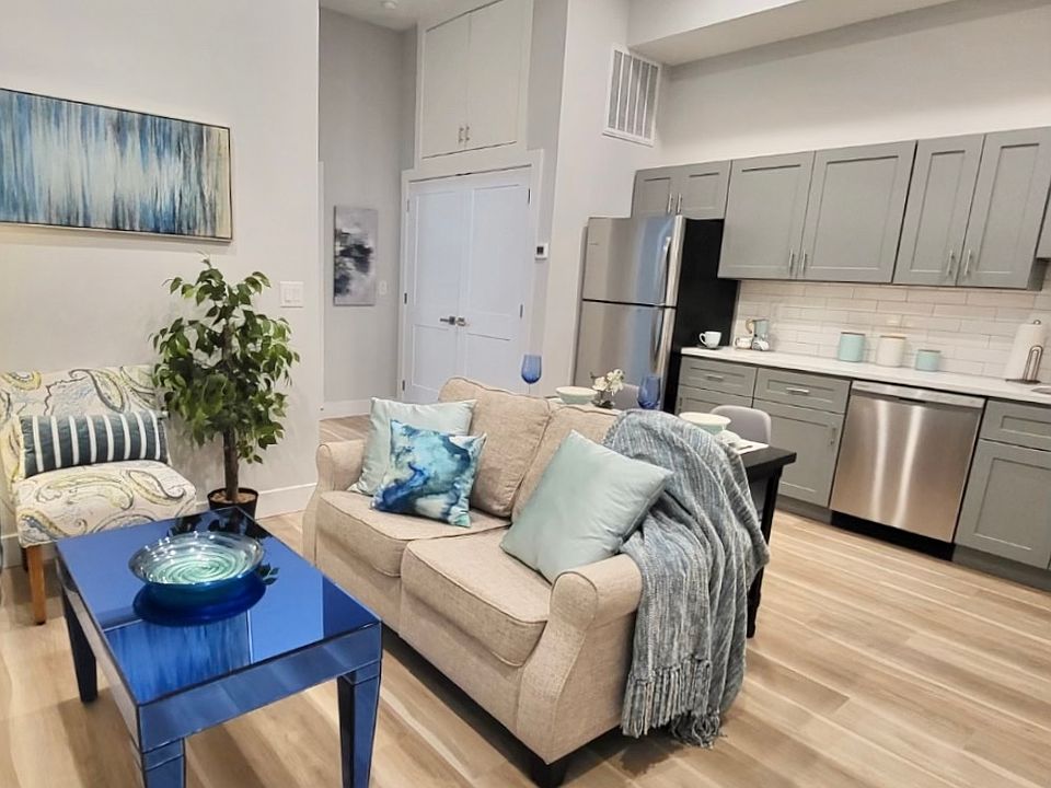 1st image of 1022 Wood St #402