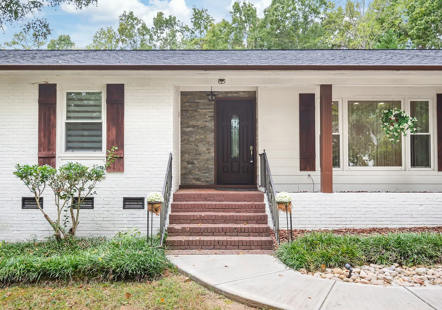 Beautiful South Charlotte Ranch with Huge Screened Porch & Fenced Yard — Photo 3