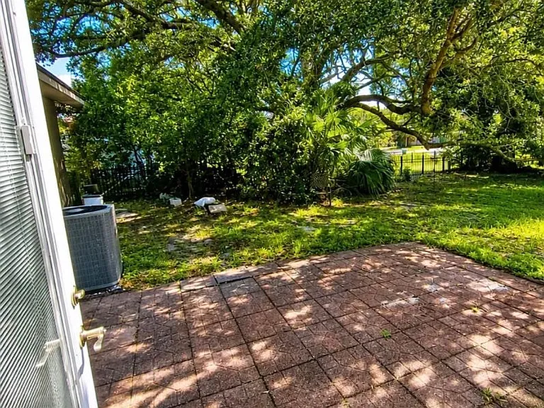 975 North Village Dr — Photo 23