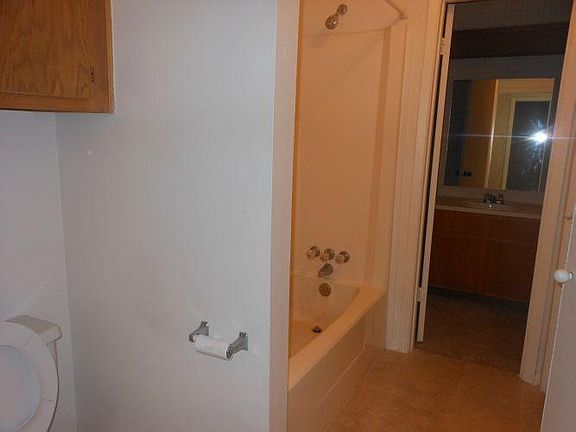 4th image of 804 Navarro Dr APT B