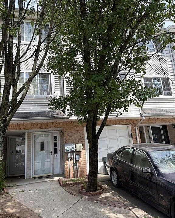 1st image of 28 White Oak Ln