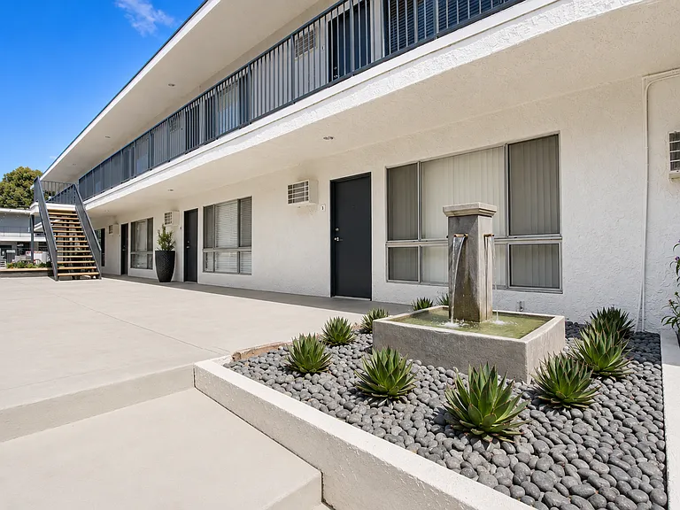 Terraces at Tarzana — Photo 7