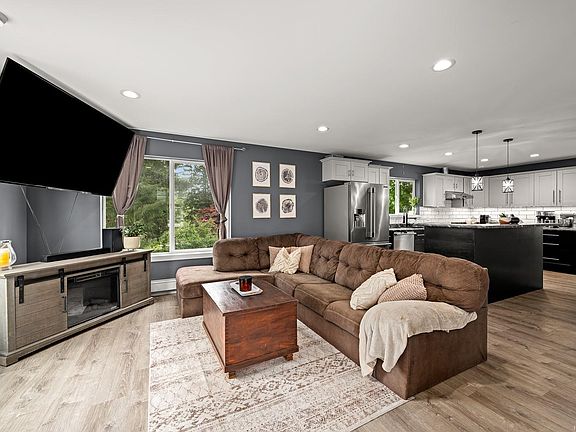 2nd image of 690 Smith Rd #5