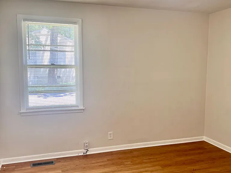 1208 Chester Ave — Photo 11