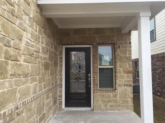 4 bed, 2.5 bath, 2211 sqft, $2,250 — Photo 2