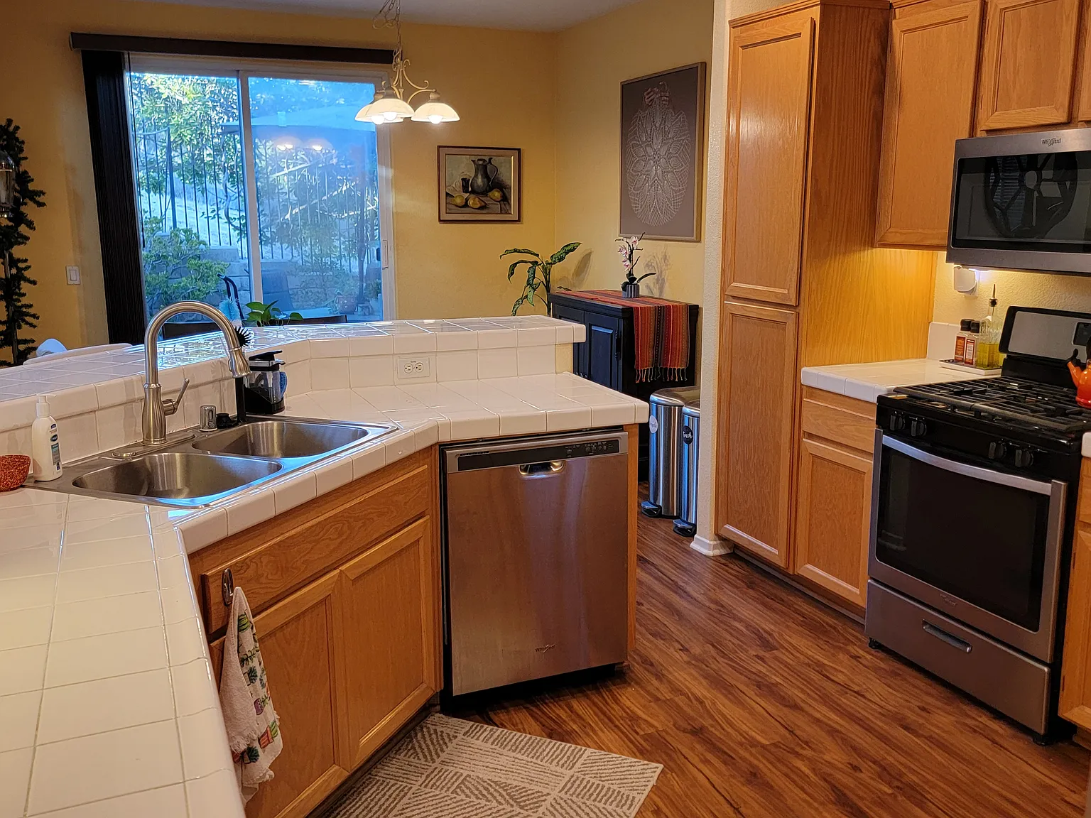 4 bed, 2.5 bath, 1597 sqft, $4,200 — Photo 2