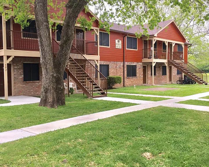 Ashley Court Apartments — Photo 2