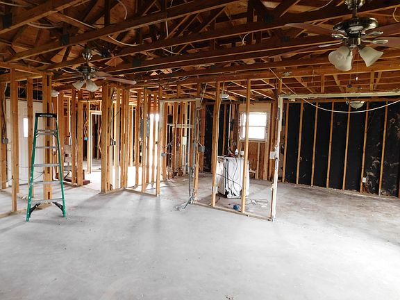 4th image of 718 E Pine Forest Dr