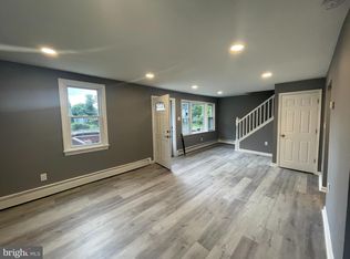 18 Green Lynne Dr, Levittown, PA 19057