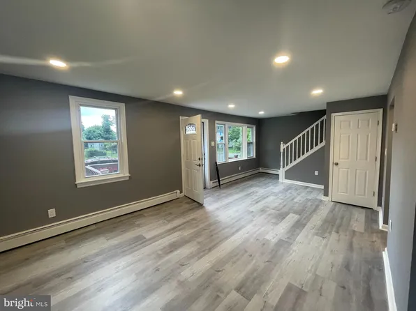 18 Green Lynne Dr, Levittown, PA 19057