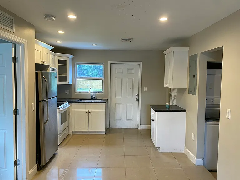 638 SW 7th Ave — Photo 4