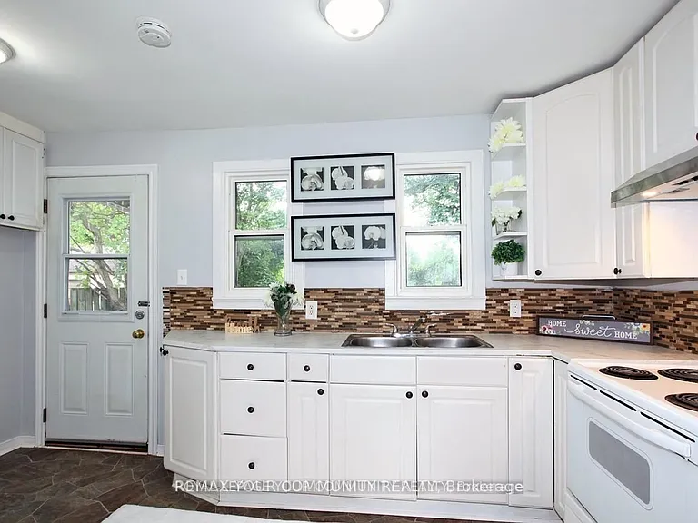 6159 Churchill St — Photo 10