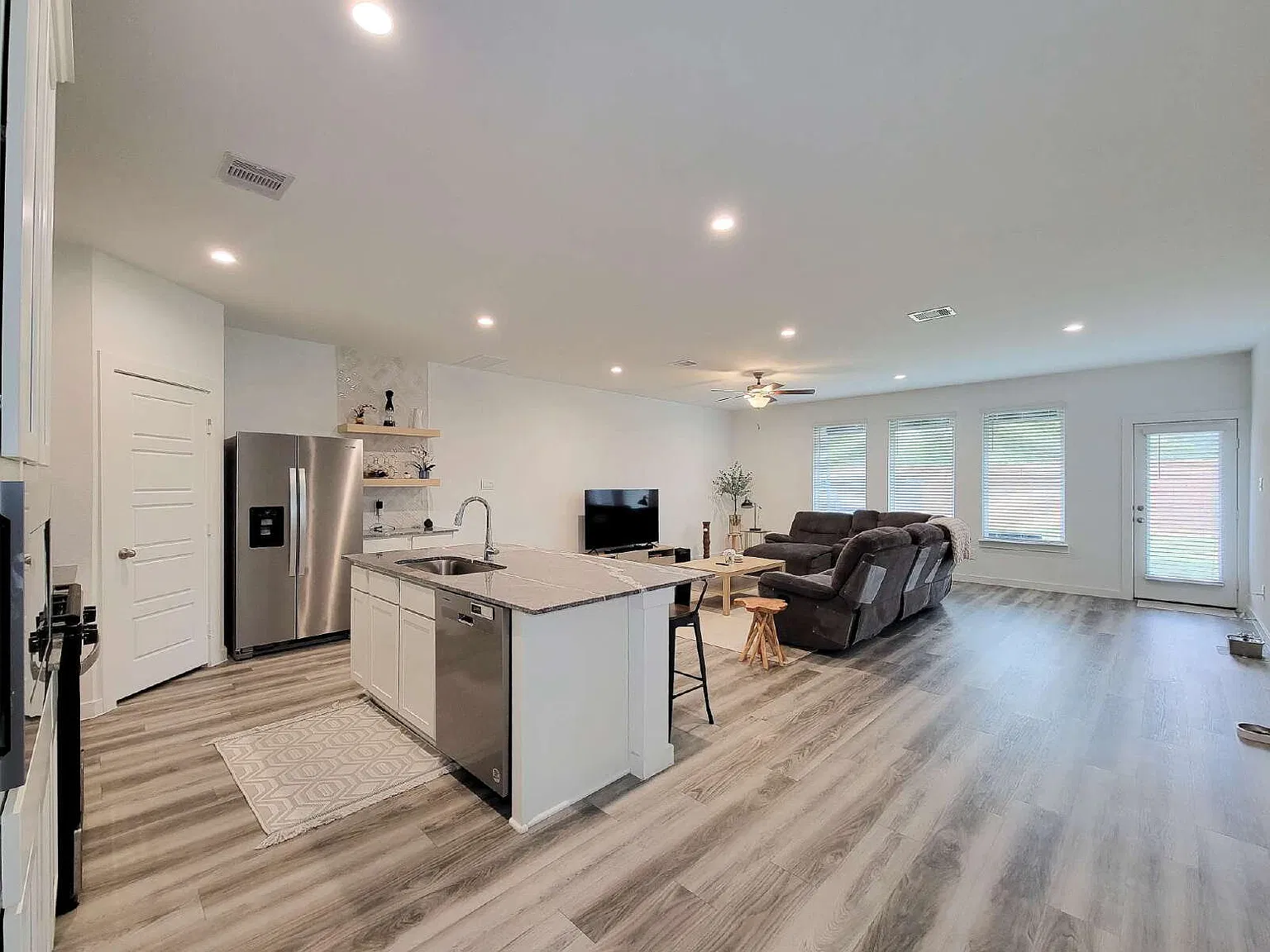 4 bed, 2.5 bath, 2152 sqft, $2,350 — Photo 4