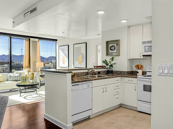 5th image of 260 King St Unit 857