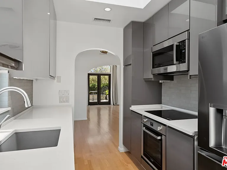 9001 Rosewood Ave — Photo 23