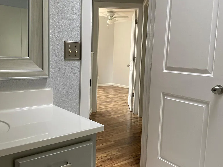 Bathroom #1- Full Bathroom w/ tub/shower