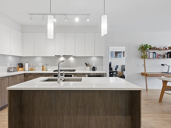 3rd image of 625 E 3rd St #211
