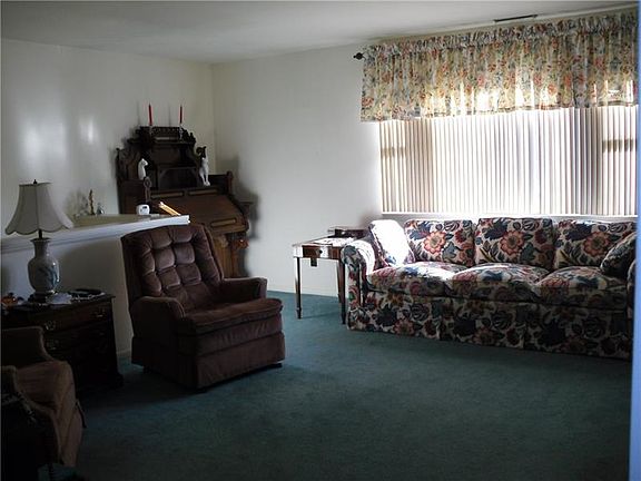 5th image of 1068 N Bluff Dr