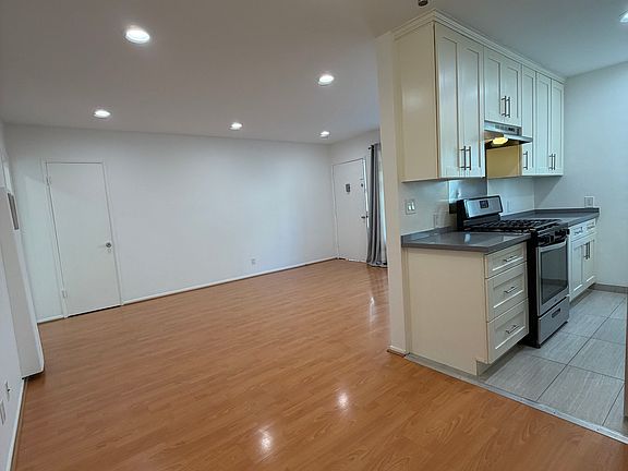 4th image of 4427 Ambrose Ave #3