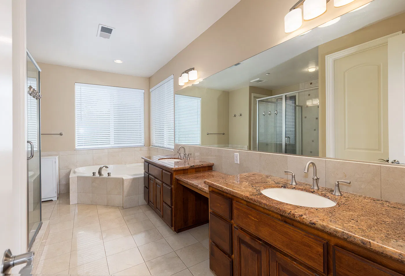 6 bed, 6762 sqft, $8,700 — Photo 3