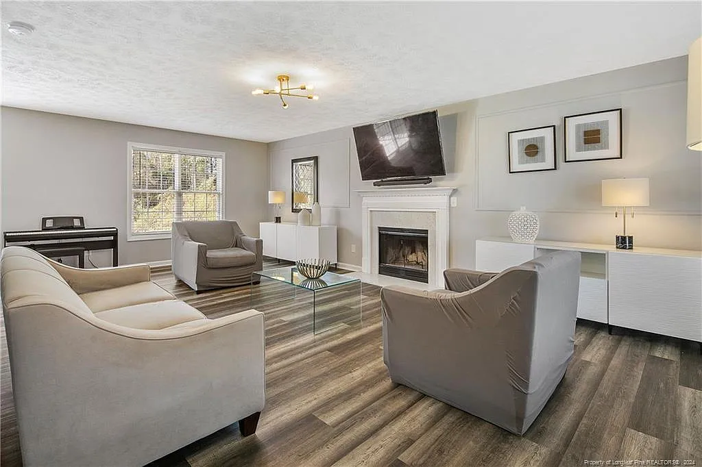 4 bed, 2.5 bath, 2220 sqft, $2,150 — Photo 4