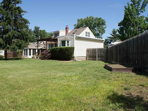 4th image of 7 Eisenhower Ct