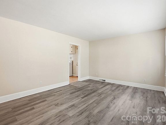 5th image of 2032 Eastway Dr