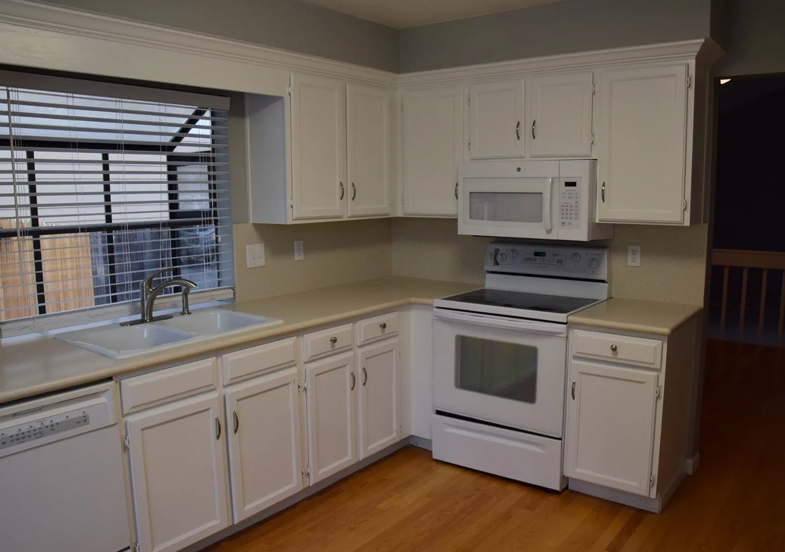 Beautiful 3 bed / 2.5 bath in Ken Caryl Ranch! — Photo 4