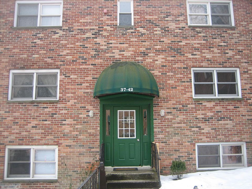 2nd image of 29 Hill Dr #29