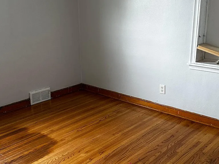 377 Rose Ave E — Photo 3