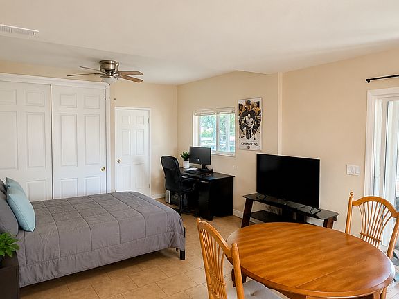 3rd image of 422 Garden St #B