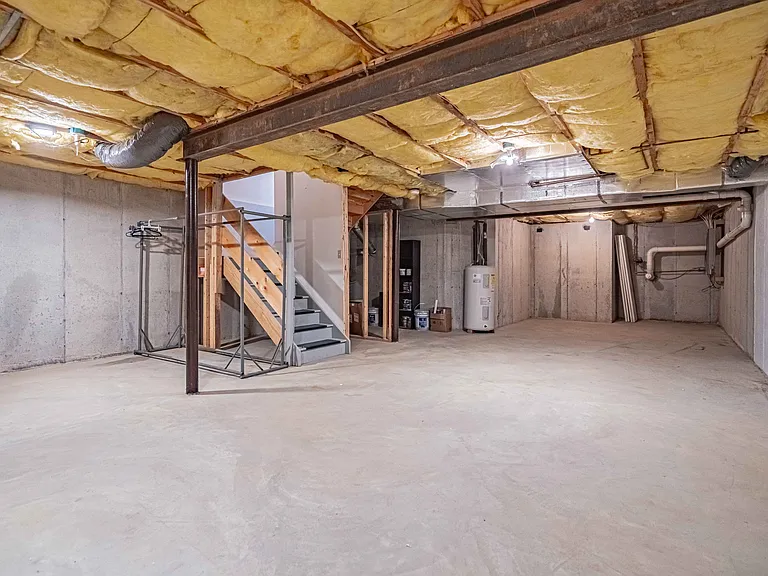 323 Surrey Pl — Photo 31
