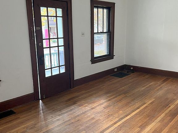 4th image of 901 Dewey Ave