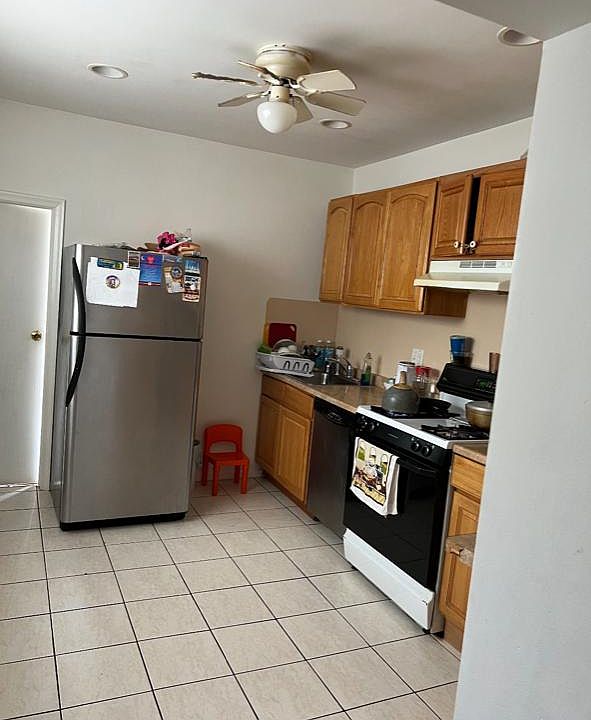 2nd image of 3218 Salmon St