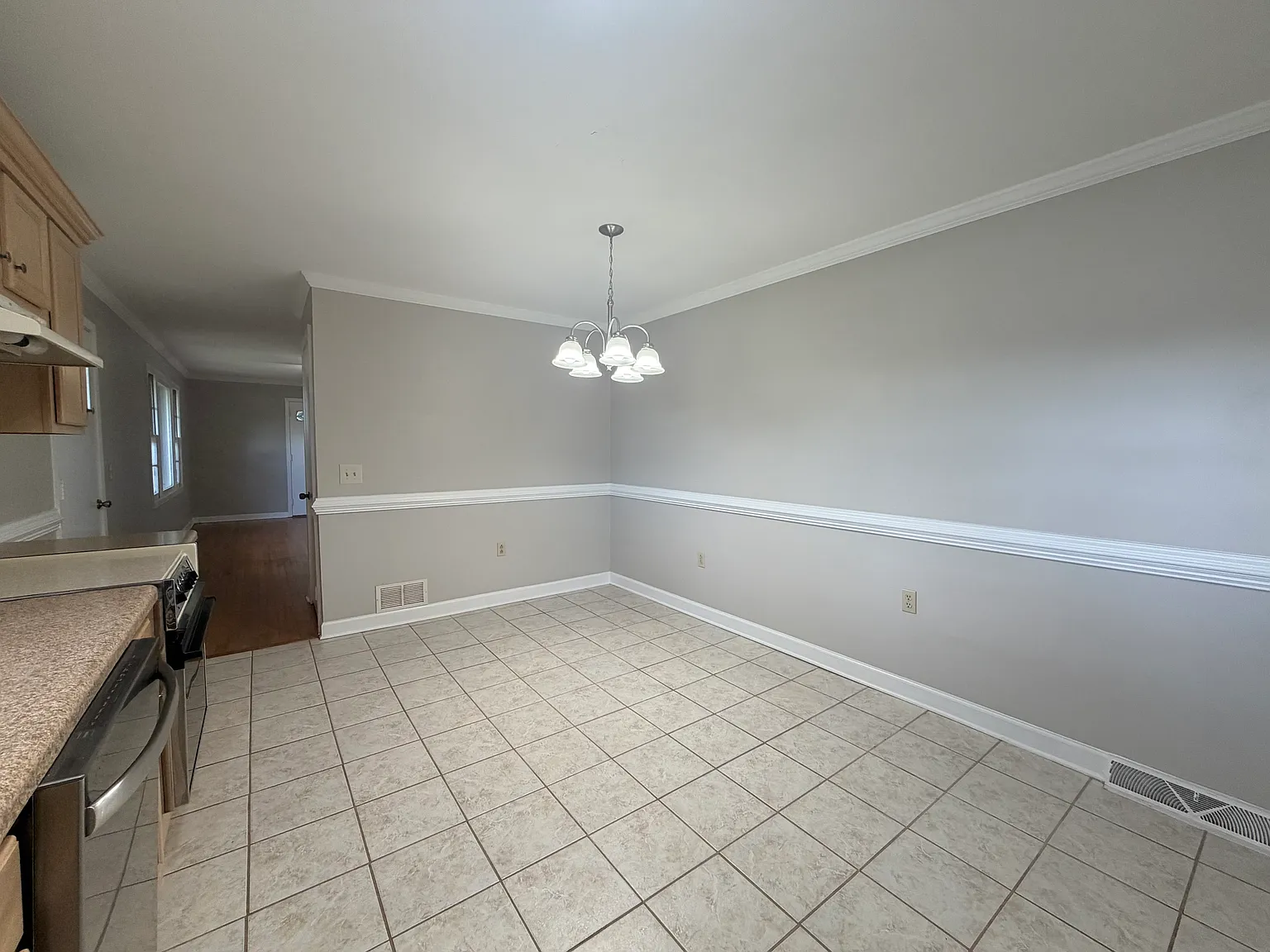 3 bed, 1.5 bath, 1412 sqft, $1,600 — Photo 4