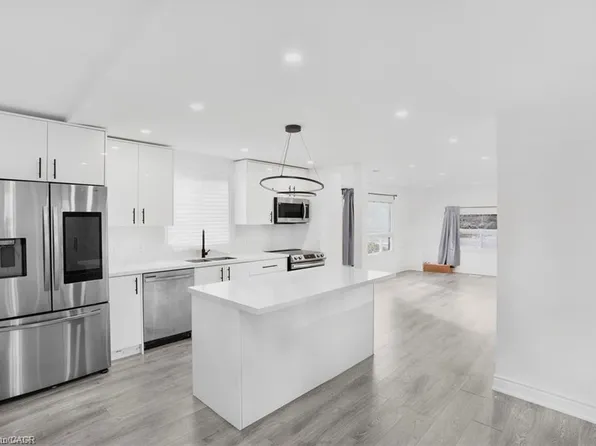 68 York Rd, Hamilton, ON L9H 1L7