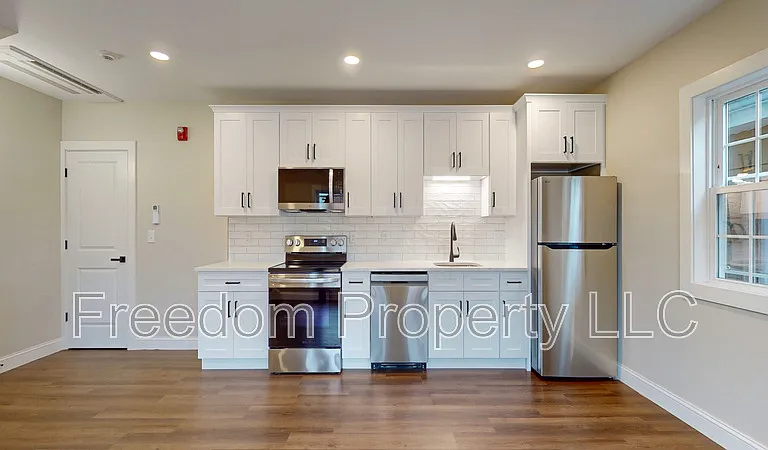 130 Center St #2 — Photo 3