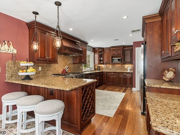 3rd image of 32 Cambridge Dr