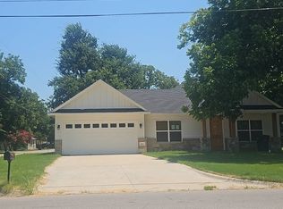 207 S Washington St, Cleburne, TX 76031