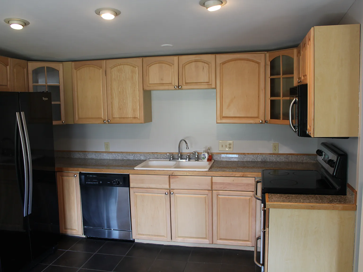 3 bed, 1200 sqft, $2,700 — Photo 2