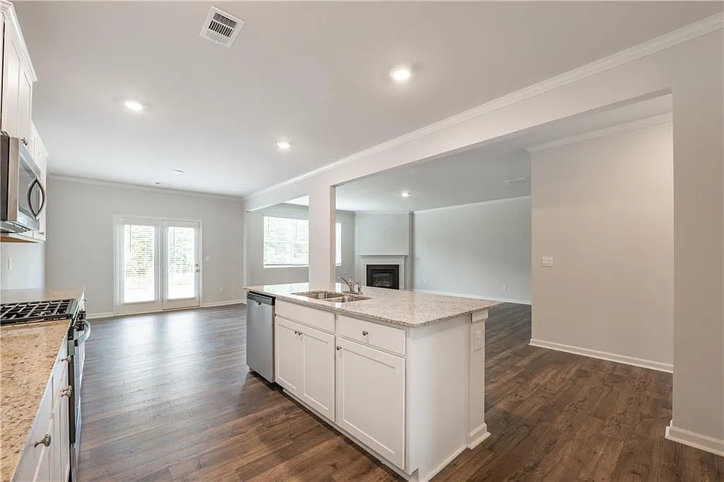 5 bed, 3.0 bath, 3209 sqft, $3,300 — Photo 3