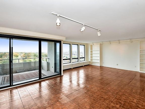 4th image of 1 Bratenahl Pl APT 1212