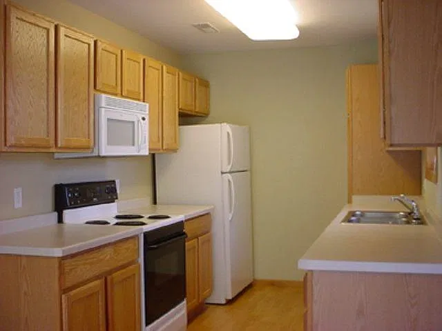 2 bed, 1.0 bath, 1000 sqft, $1,300 — Photo 2